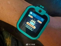 今天,我给60岁的父亲戴上了儿童手表