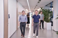刚官宣接任阿里董事长职务,蔡崇信与万霖一起现身菜鸟考察……