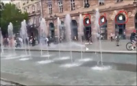 一群人把苹果店砸了，然后把iPhone都抢了 ！