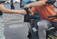 外卖“包装刺客”亟需监管“紧箍咒”|记者调查