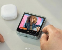 三星 Galaxy Z Flip5 手机宣传图曝光:外屏 3.4 英寸、内屏 6.7……