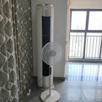 这样吹出来的风是凉的,由于房间太大……