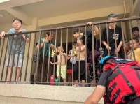 水灾之下,一座“孤岛”小区的救援记录