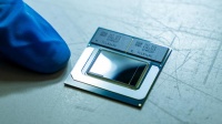 英特尔展示初代酷睿 Ultra 处理器：全新封装，集成LPDDR5X内存