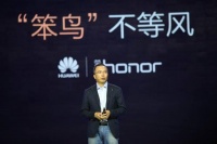 联合华为“围剿”苹果，他笑得憋都憋不住