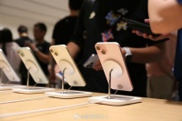 不差钱的人肯定还会觉得值得的,因为全新的钛金属材质边框……