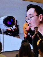 我刚才问了一下 陆川 导演： 作为专业导演……