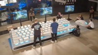 外星人定制世界最大键盘+鼠标,Team Liquid 五人合力才能用