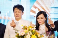 老婆独自海外度假、大弟子怒怼离职高管，辛巴的12月不好过！