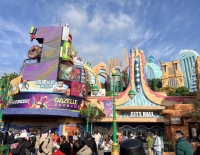 上海迪士尼“上新”，游客6点半寒风中排队