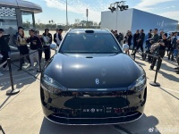 看到问界M9实车了！是不是很有气势 ？ 都在围观