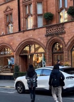 从网红到福布斯富豪，老公出轨后处变不惊，是个狠角色！