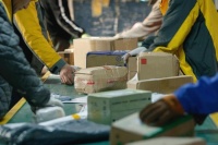 电商低价战席卷小镇：中老年人疯狂下单，快递员正月初二开工