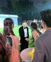 华为举行Pocket 2草坪酒会，余承东一身黑西服很帅……