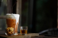 一年开店超2000家，霸王茶姬“错位”竞争杀出重围，大单品策略恐成掣肘