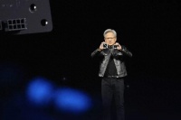 黄仁勋炸场，放出一块“非常非常大的GPU”