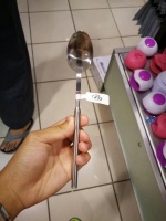 一网友去逛街发现的可伸缩勺子，他至今没搞明白这个加强版的功能到底何用.