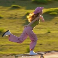 手机前置，后置摄像头和镜子里自己哪个更真实？