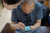 自己淘汰的iPhone给爸妈？说说苹果手机不适合老年人的五大死穴