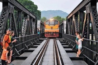 在泰国，乘坐一列开往80年前的火车