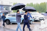 王传福冒雨深入市场基层，求真务实即是成功秘诀