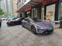 今天带俩同学试小米 SU7，其中一个觉得小米很像保时捷，但小米便宜…