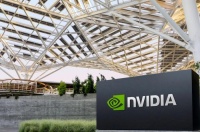 英伟达再创新高！黄仁勋揭秘「没有对手」的三大原因，豪言：下一场工业革命已开始