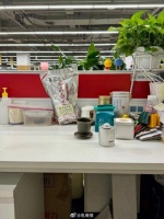 很难想象这是美团CEO王兴的工位…