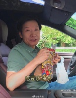 雷军提着豆浆油条发出灵魂拷问:“你们早上吃什么？” 网友：“吃亏”