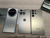 我爱说实话，不用多想，无脑选国产，现在日常拍照我几乎就没拿iPhone拍过…