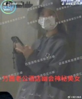 最开始是说万茜老公出轨，但后来人说视频的亮度调高，出轨的美女就是万茜