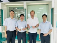 来自丹麦的大提琴演奏家，为何为这家银行点赞？