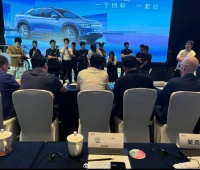 当领导讲话时，一群摄像头都跟过来了，弄得我好紧张…