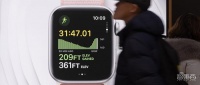 苹果低端Apple Watch要用塑料壳，血压监测难产，AI新Siri延期