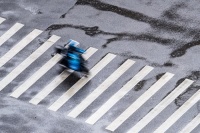 骑手卷在“秒送”中，顺丰同城、达达们打出感情牌，拿出亿元奖励