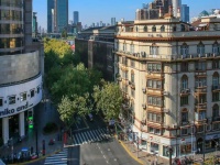 凭“登机牌”到淮海路商圈吃大餐喝咖啡、看漫威英雄主题快闪空降徐家汇……“上海之夏”掀起新一轮消费热潮