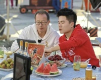 探访与辉同行新大楼：近百粉丝蹲守董宇辉，有人坐16小时火车送祝福