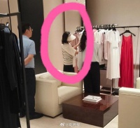 董明珠逛静奢女装店，最近在直播中，身穿的传统职业套装也受到好评