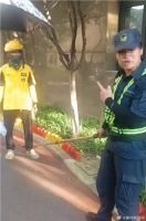 外卖小哥被小区保安锁脚？最新回应！
