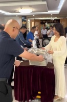 董明珠给员工发餐盘，和员工一起用餐