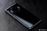我有个朋友到现在还有用华为Mate30 Pro,问他怎么时候换…