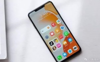 华为终于妥协,7000mAh+鸿蒙OS跌至999元,沦为标准千元机