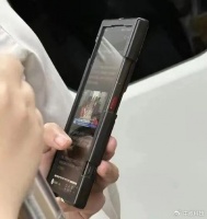 华为Mate70真机曝光？屏下摄像头都干出来了？让苹果三星怎么搞？