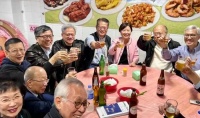 黄仁勋现身大排档，与陈茂波、沈南鹏等人同桌