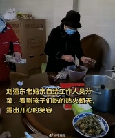 刘强东妈妈亲自给京东员工盛菜，一家人很低调，和蔼可亲