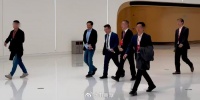 偶遇雷军开会,坐小米 SU7离开