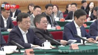 那个坐姿的松弛感折射了非常好的隐喻