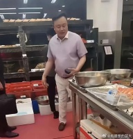 曾经国美首富黄光裕有人拍到没落的样子…