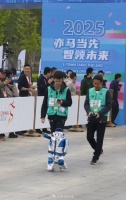身高75厘米小巨人跑姿可爱挥手致意