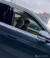 余承东“开车睡着”?网友称打招呼后秒回!曾开车直播被强制下播